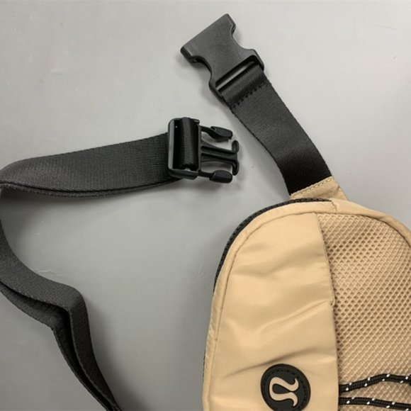 NWT Lululemon Everywhere Mini Belt Bag Khaki 1L - Picture 5 of 7